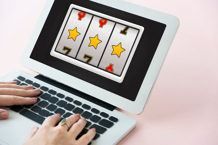Simbol hukum dan peraturan yang mengatur penggunaan platform berstandar internasional